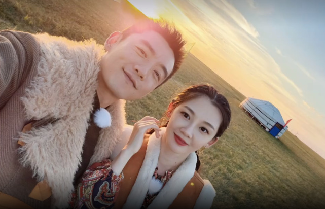 午后咖啡館的秘密：從演員鄭凱老婆照片看明星家庭的日?？s影