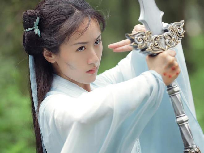 影視演員唐嫣個(gè)人資料深度解析:從出道到熒幕女王的蛻變之路