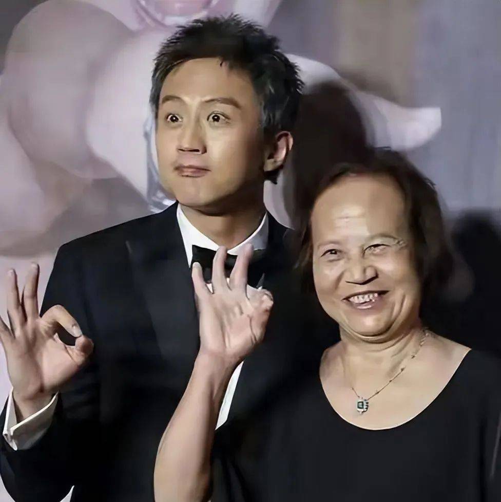 鄧超的個(gè)人資料簡(jiǎn)介及家世：深度解析這位多棲藝人的成長(zhǎng)與家庭
